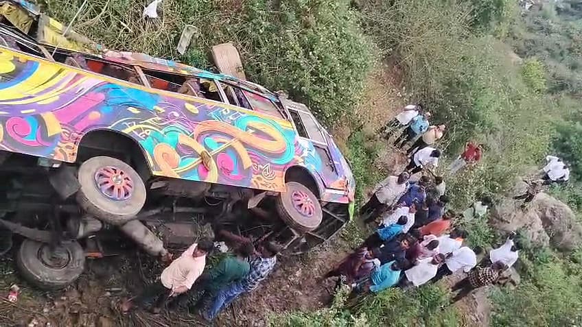 பேருந்து கவிழ்ந்து விபத்து