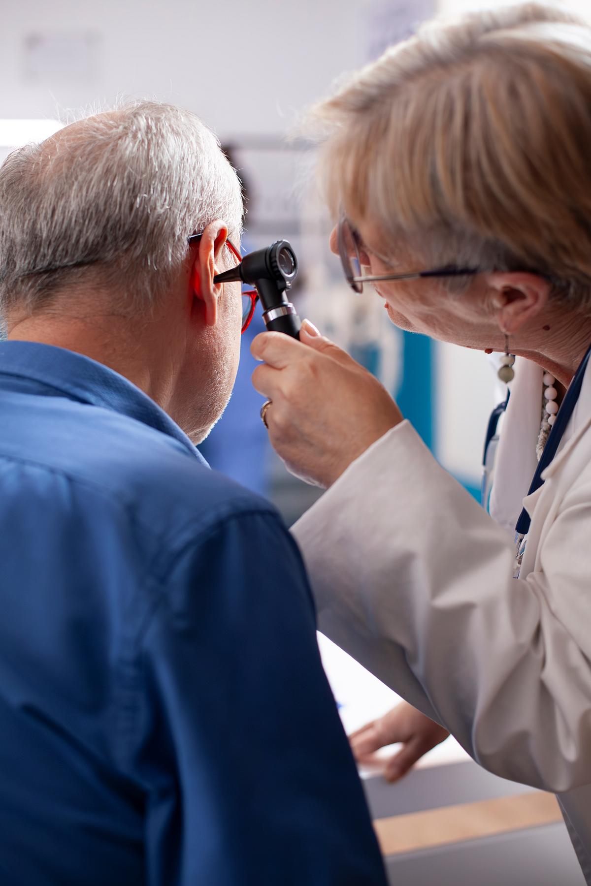 'ஆட்டோஎண்டோஸ்கோப்பி' (Otoendoscopy) பரிசோதனையை மேற்கொள்வார். ஐந்துநாள்களில் ஒருமுறை, பிறகு இரண்டு வாரங்கள் கழித்து ஒருமுறை என குறிப்பிட்ட இடைவெளிகளில் அந்தப் பரிசோதனையை மேற்கொள்வார்.