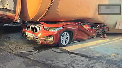 கார் மீது காங்கிரீட் டேங்கர்