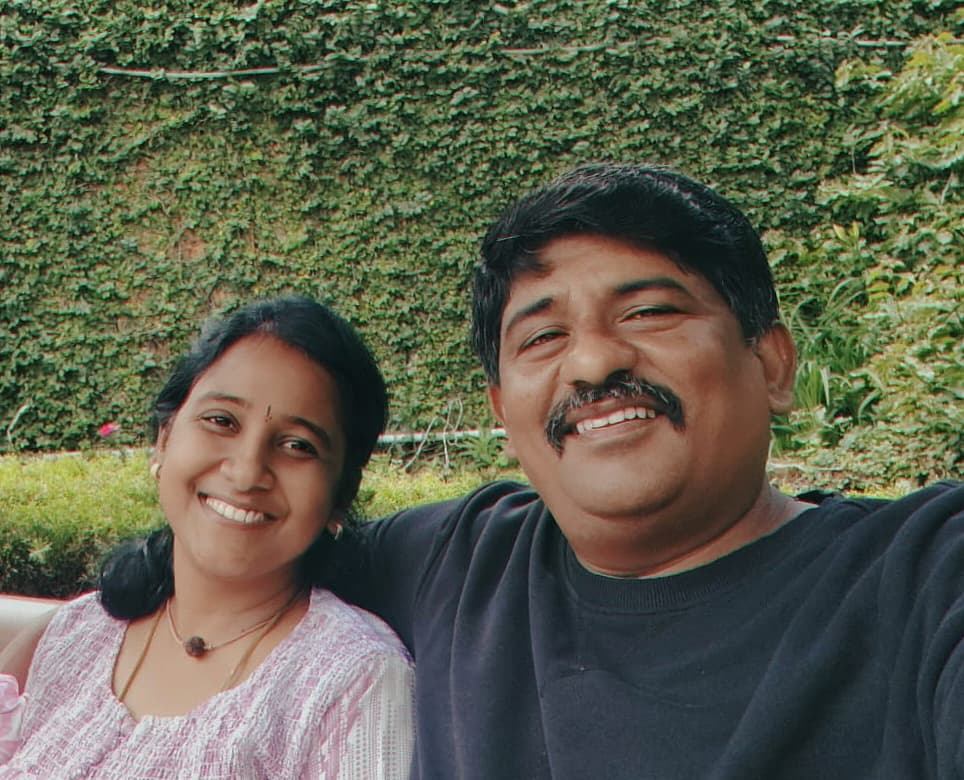 தன் கணவரோடு பிரியதர்ஷினி