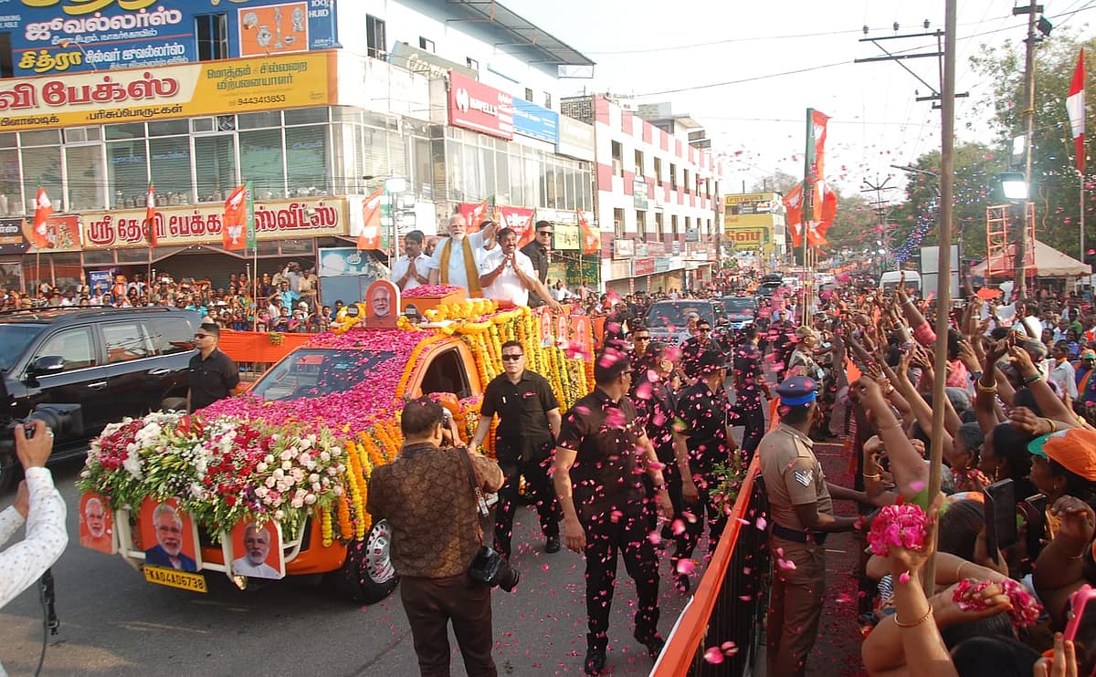 பிரதமர் மோடி ரோடு ஷோ