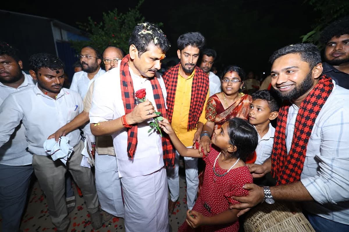 செந்தில்பாலாஜியை வரவேற்கும் சிறுமி