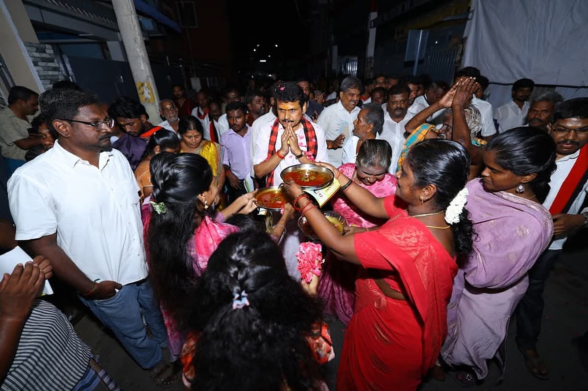 வாக்குசேகரிப்பின்போது செந்தில்பாலாஜிக்கு ஆரத்தி எடுக்கும் பெண்கள்