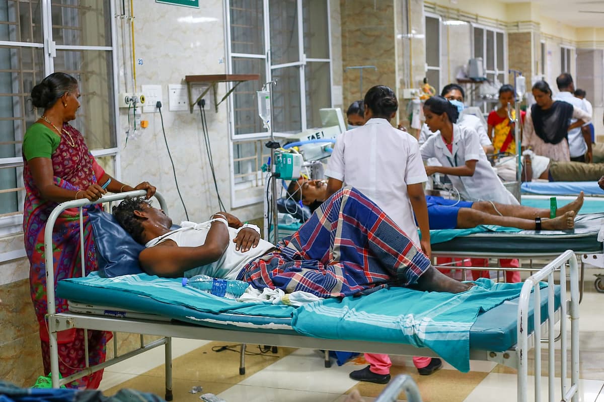 சிகிச்சை பெற்று வரும் தொழிலாளர்கள்