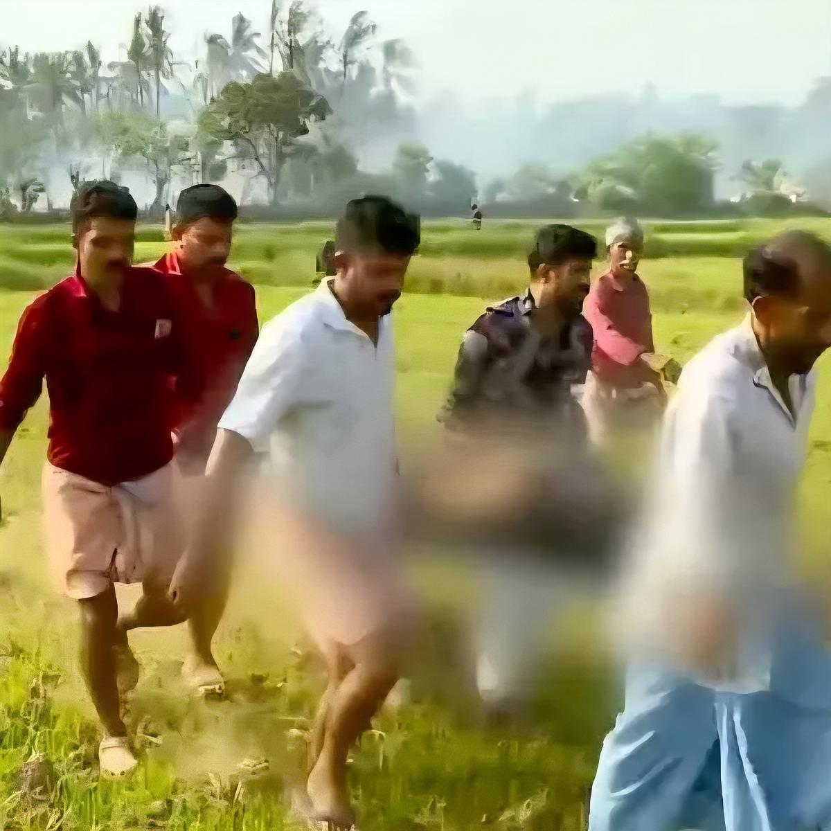 காயம் அடைந்தவர்களை மீட்டுச் செல்லும் காட்சி