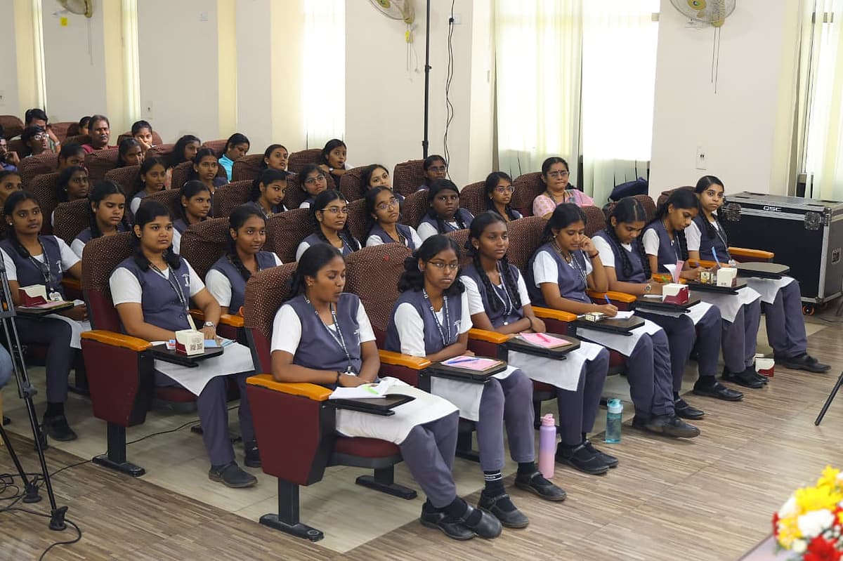 +2-வுக்குப் பின் என்ன படிக்கலாம்? - மாணவர்களுக்கு வழிகாட்டிய விகடன்!