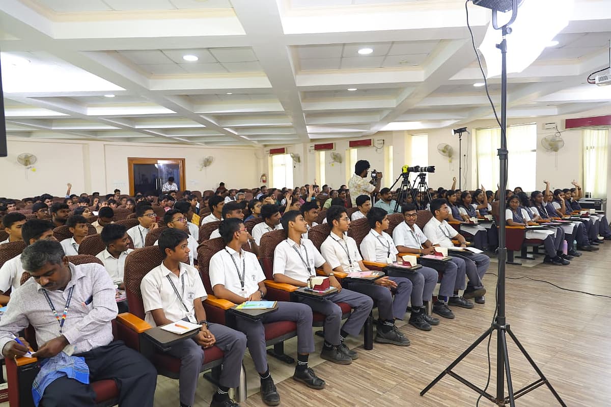 'பிளஸ் 2-வுக்குப் பின் என்ன படிக்கலாம்?' - வழிகாட்டி முகாம்