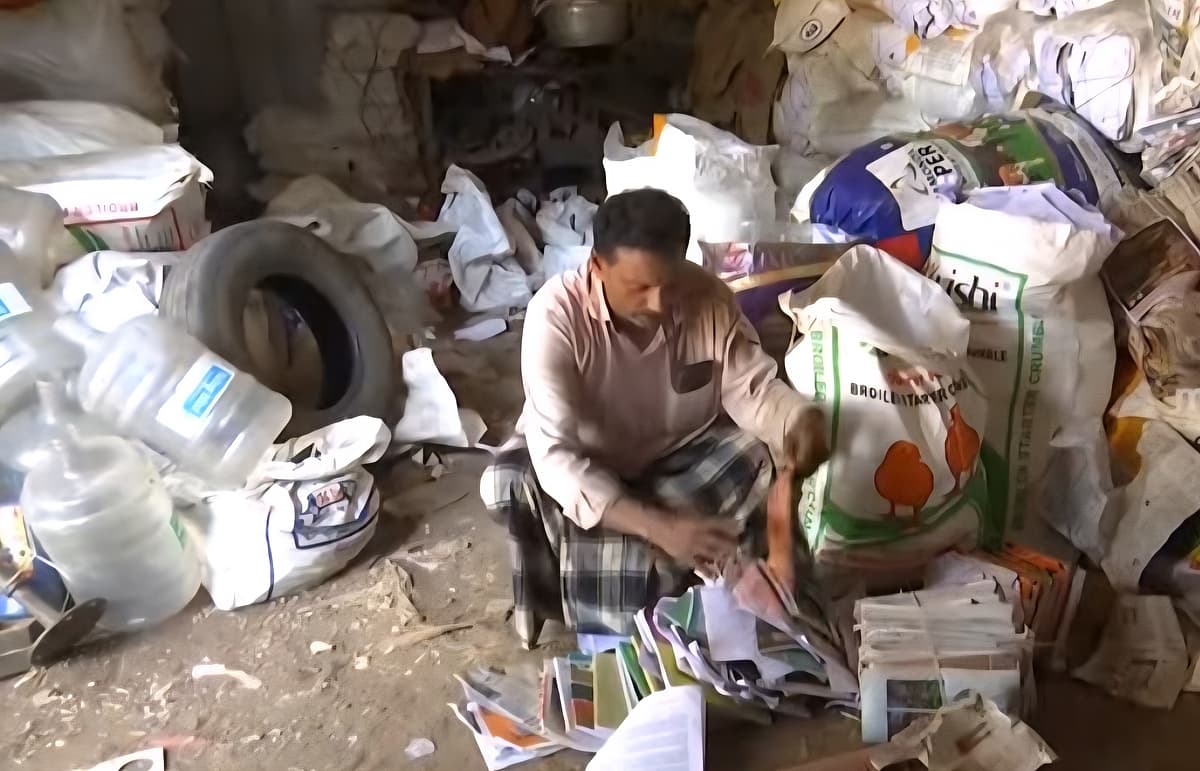 நகையை தேடும் பணியில் ஊழியர்கள்