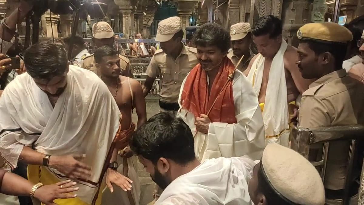 கையில் வேலுடன் விஜய்