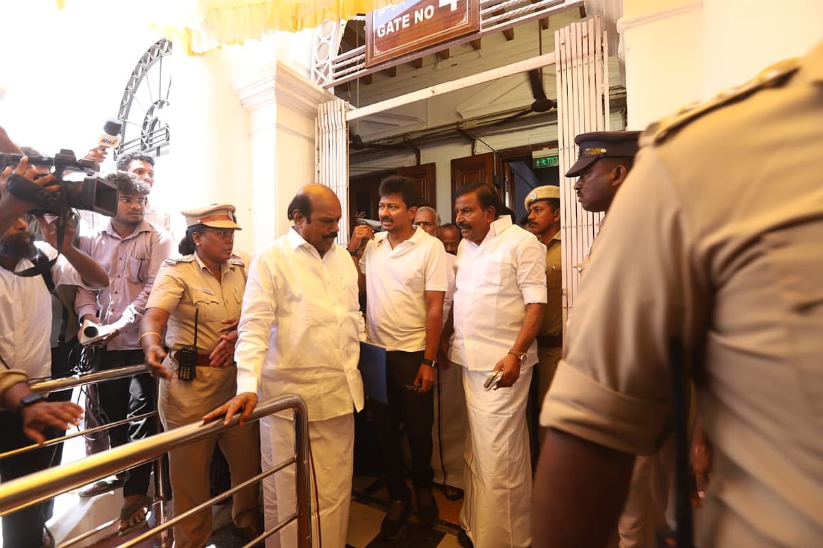 வெளிநடப்பு செய்த திமுக