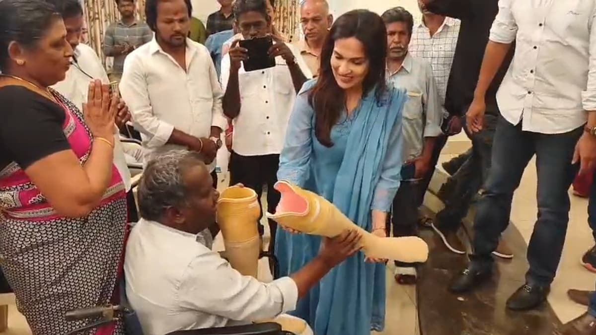 செயற்கை கால்கள் வழங்கிய செளந்தர்யா ரஜினிகாந்த்