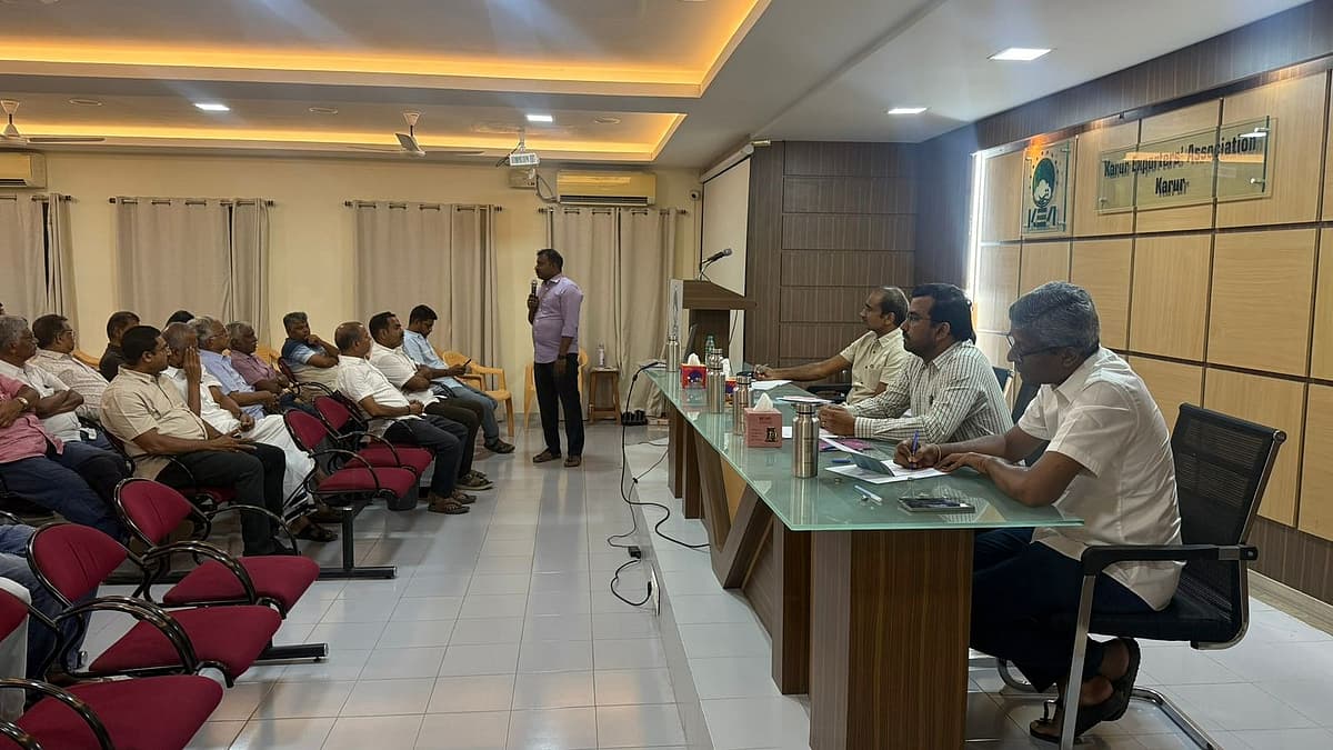 ஜவுளி உற்பத்தி மற்றும் ஏற்றுமதியாளர்கள் சங்கத்தினர்