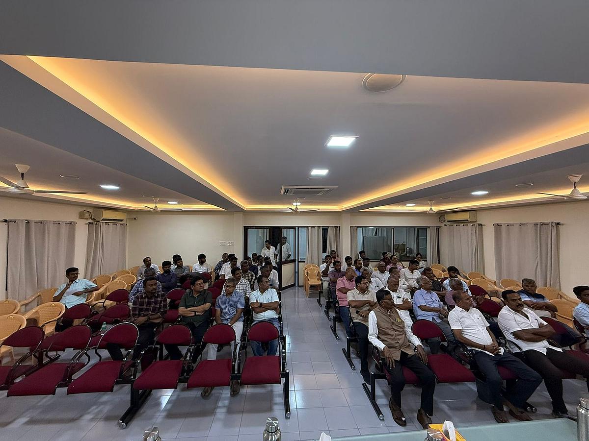 மூலப்பொருள்கள் விலையேற்றம்; தொழிலாளர் பற்றாக்குறை... நெருக்கடியில் ஜவுளித்துறை!