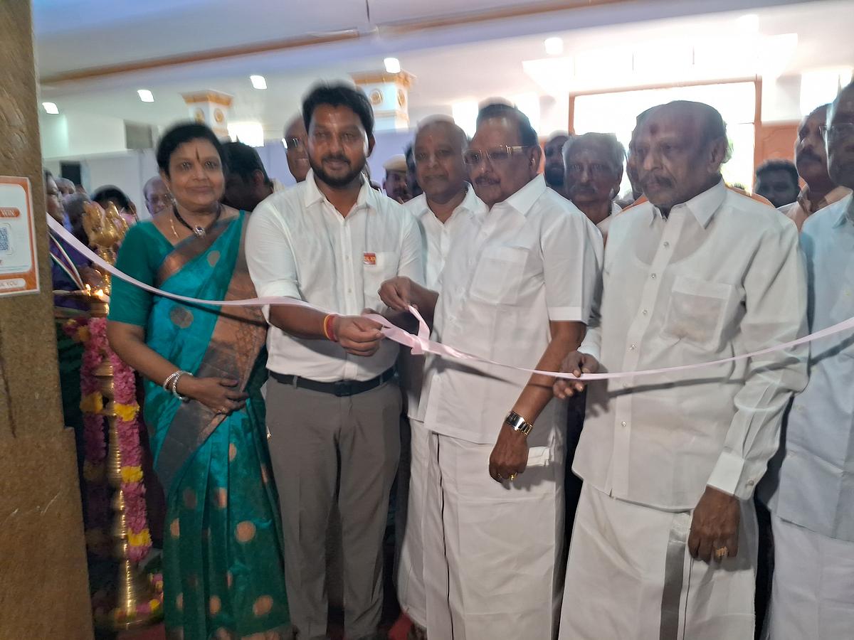 பாரம்பர்ய கண்டாங்கி சேலை `டு' அரிய வகை ஆன்டிக் பொருள்கள்; களைகட்டும் செட்டிநாட்டு சந்தை!