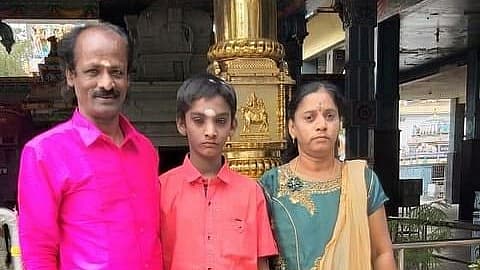 குடும்பதினருடன் முத்துக்காளை