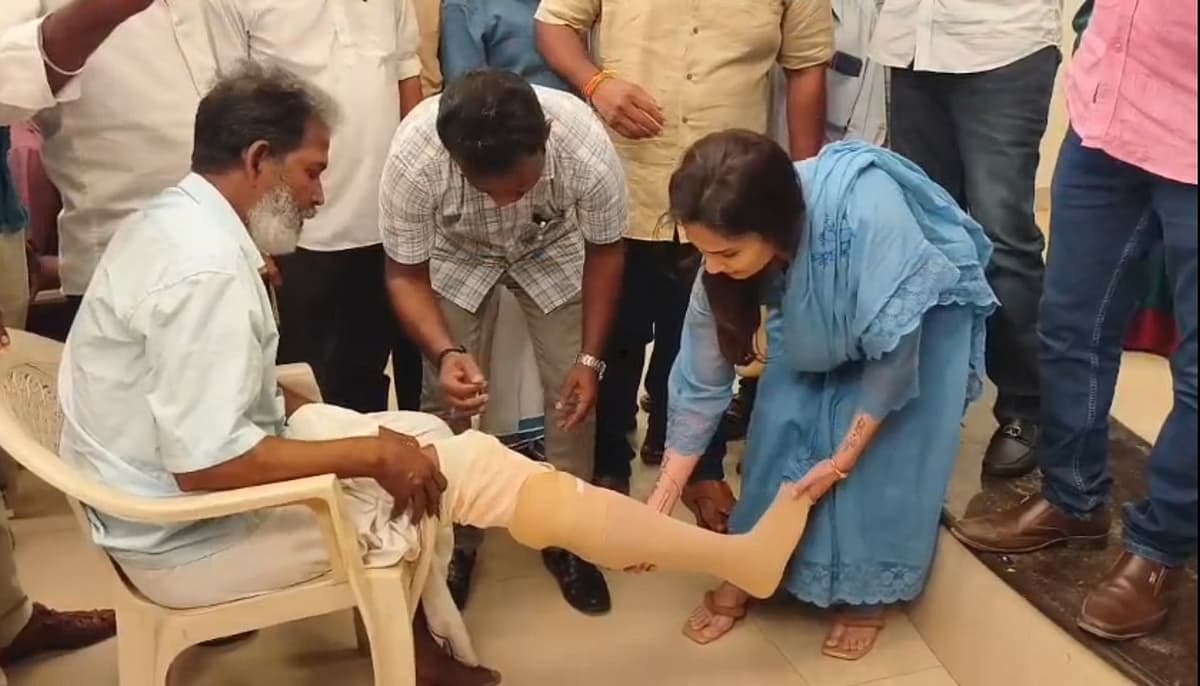 மாற்றுத்திறனாளி ஒருவருக்கு செயற்கை கால் பொருத்தும் செளந்தர்யா ரஜினிகாந்த்