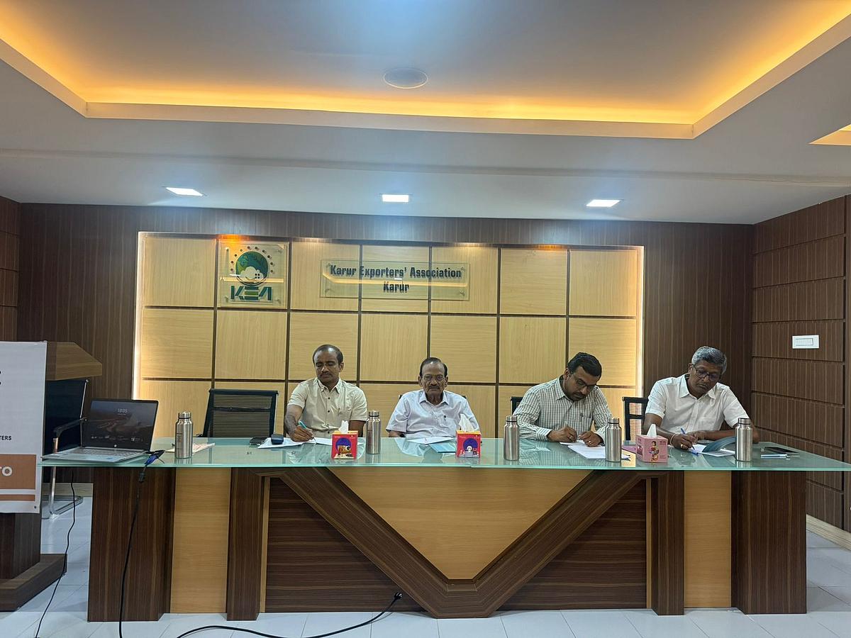 மூலப்பொருள்கள் விலையேற்றம்; தொழிலாளர் பற்றாக்குறை... நெருக்கடியில் ஜவுளித்துறை!