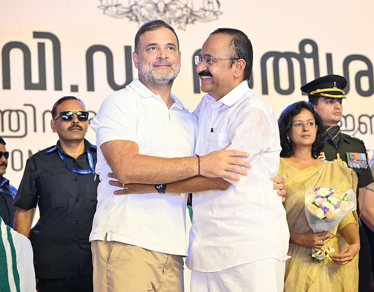 பதவியேற்பு விழா மேடையில் ராகுல் காந்தியுடன் வி.டி.சதீசன்