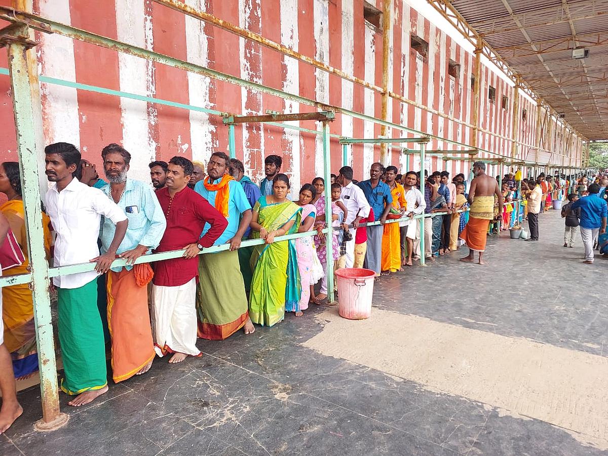 வரிசையில் பக்தர்கள்