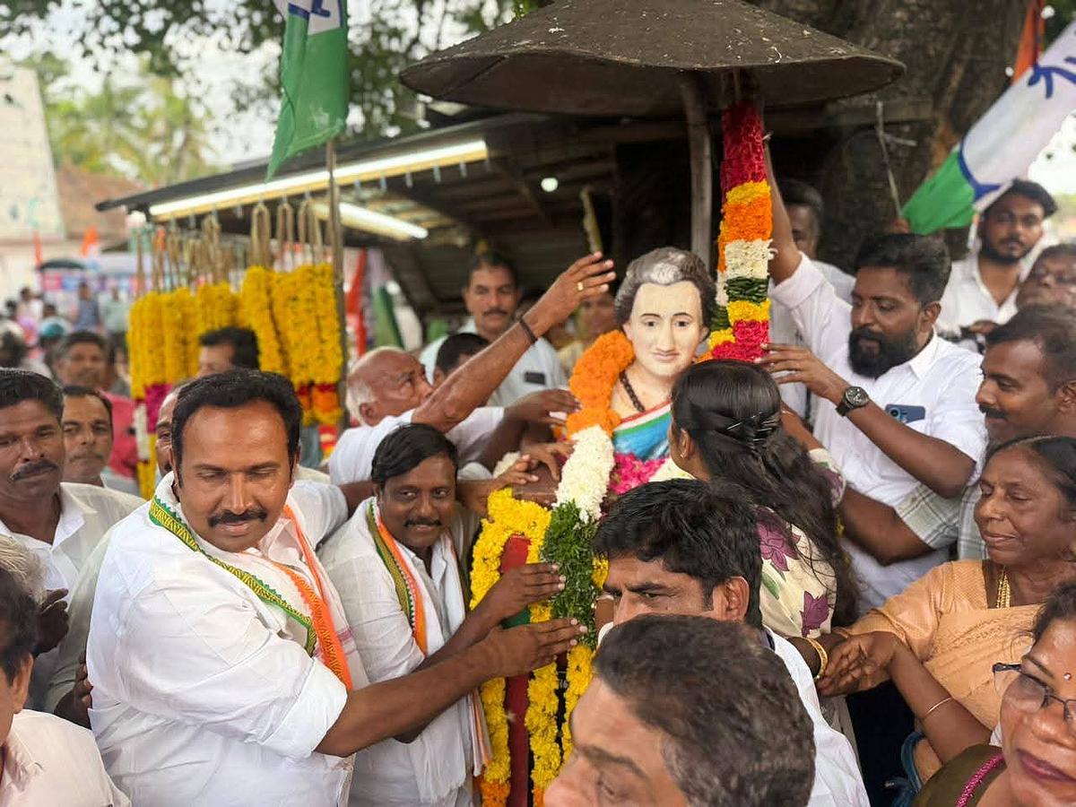 இந்திரா காந்தி சிலைக்கு மாலை அணிவித்த ராஜேஷ்குமார்