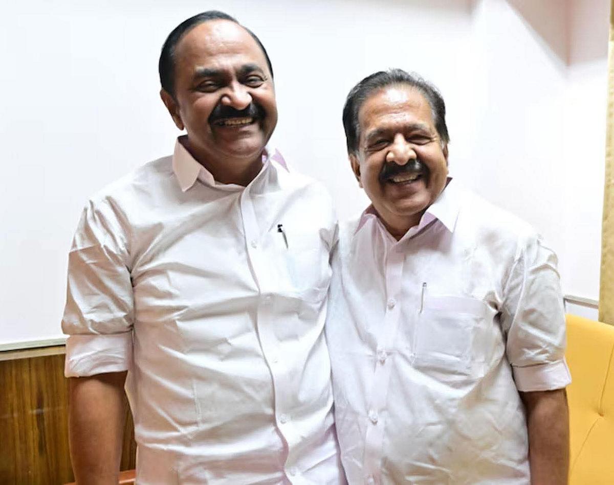 முதல்வர் வி.டி சதீசனுடன் ரமேஷ் சென்னிதலா