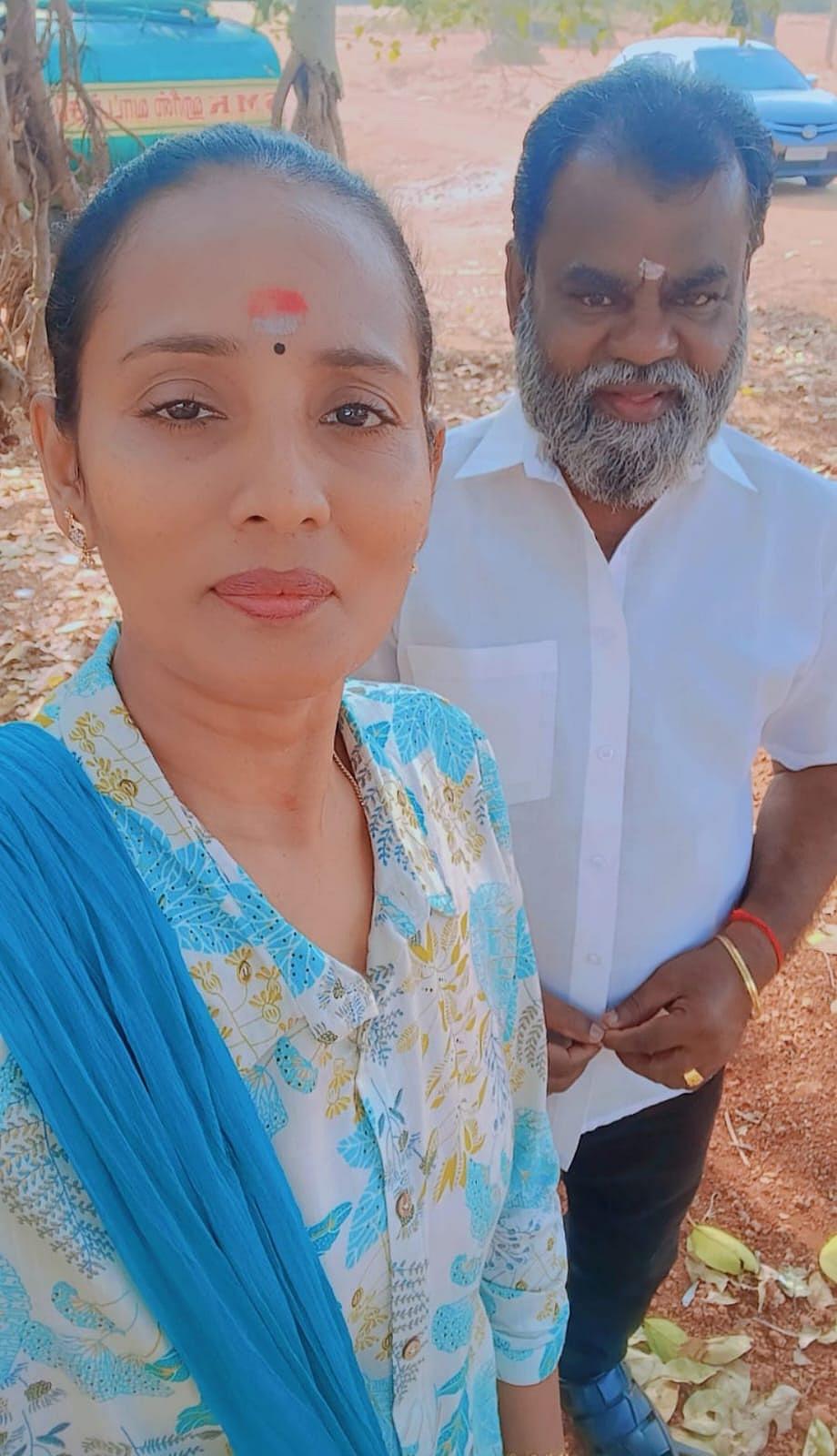 கணவருடன் தமிழ்ச்செல்வி