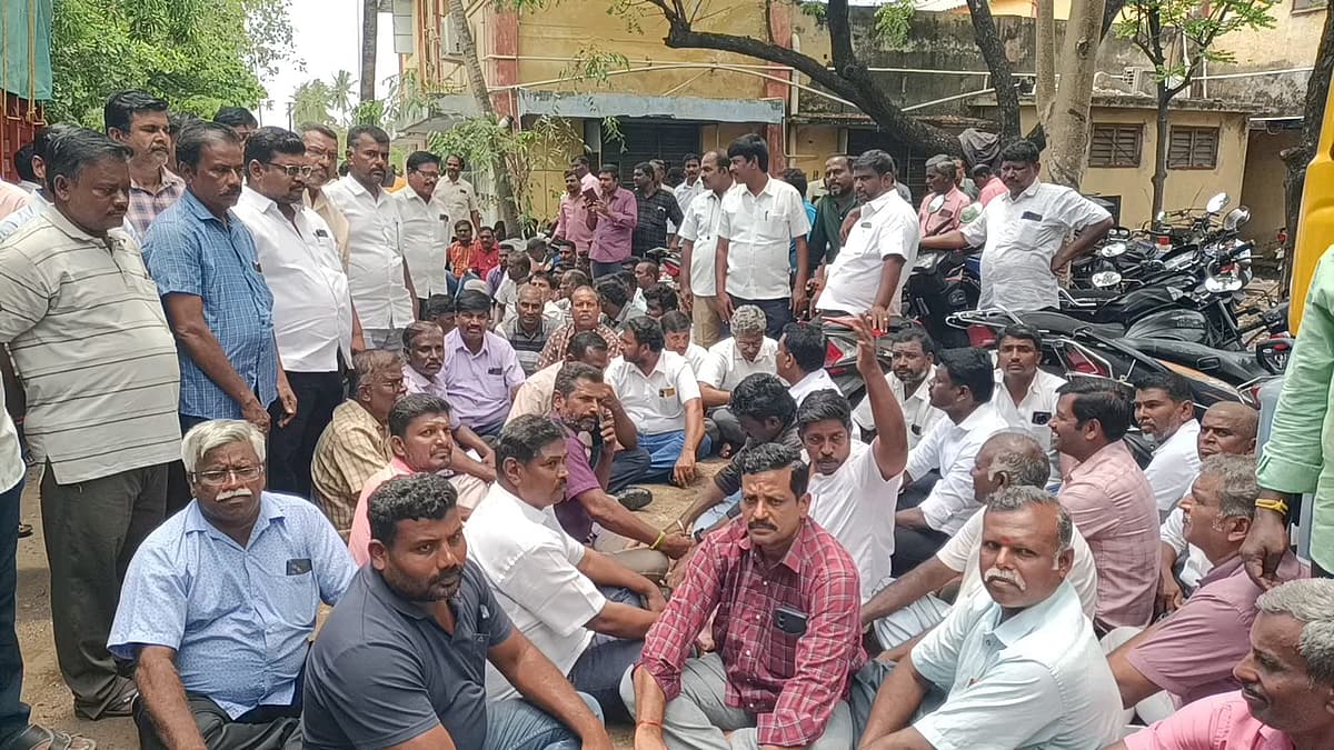 பணியாளர்கள் போராட்டம்