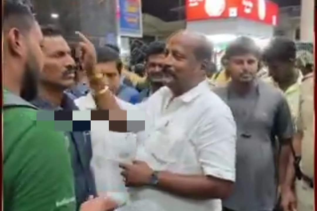 பயணியிடம் வாதிட்ட அமைச்சர்