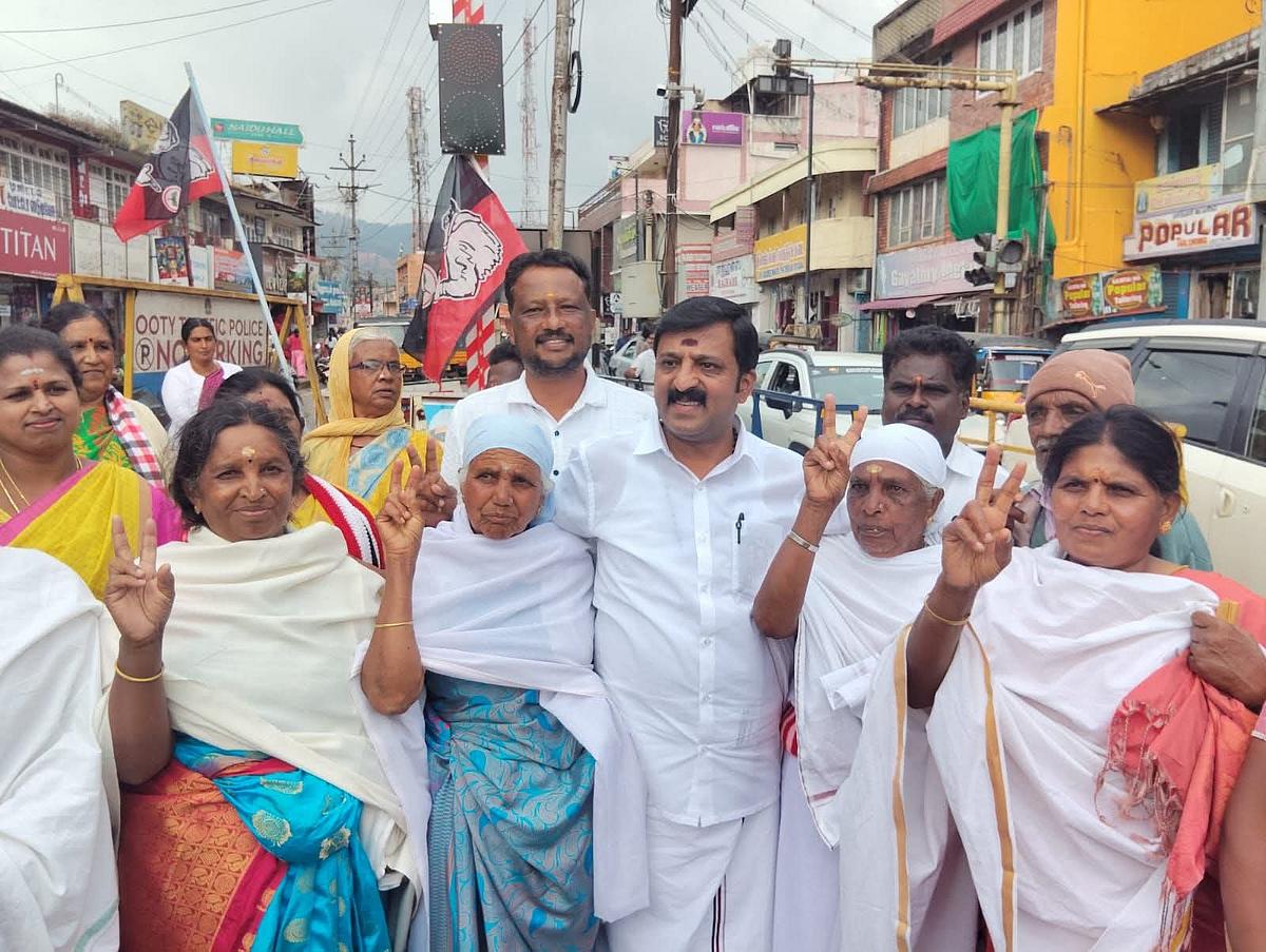 தொண்டர்களுடன் பால. நந்தகுமார்