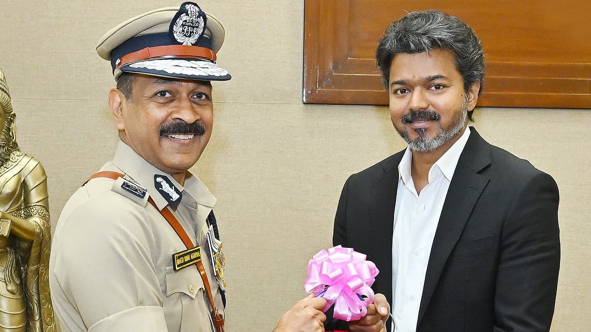 மகேஷ் குமார் அகர்வால் - முதல்வர் விஜய்