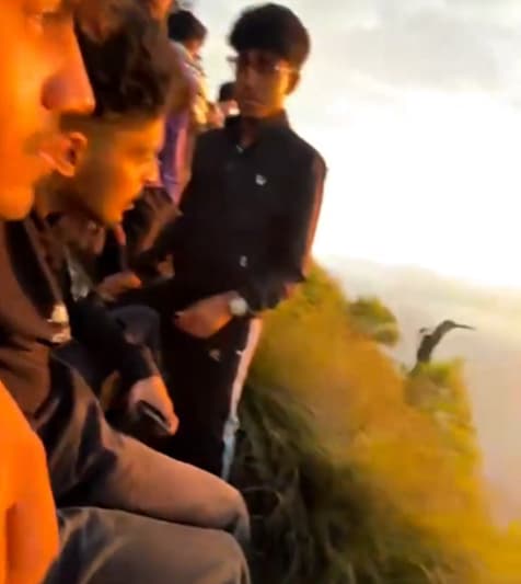 இளைஞர் குதிக்கும் காட்சி