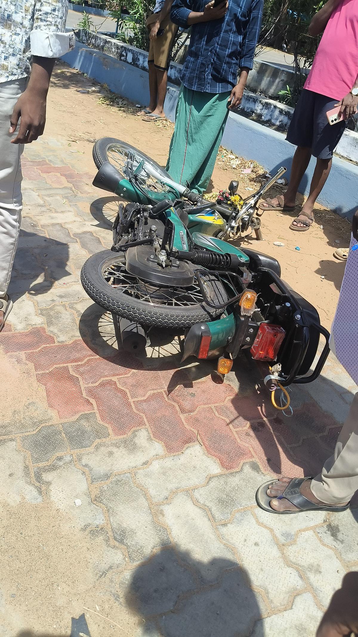 விபத்துக்குள்ளான டூவீலர்