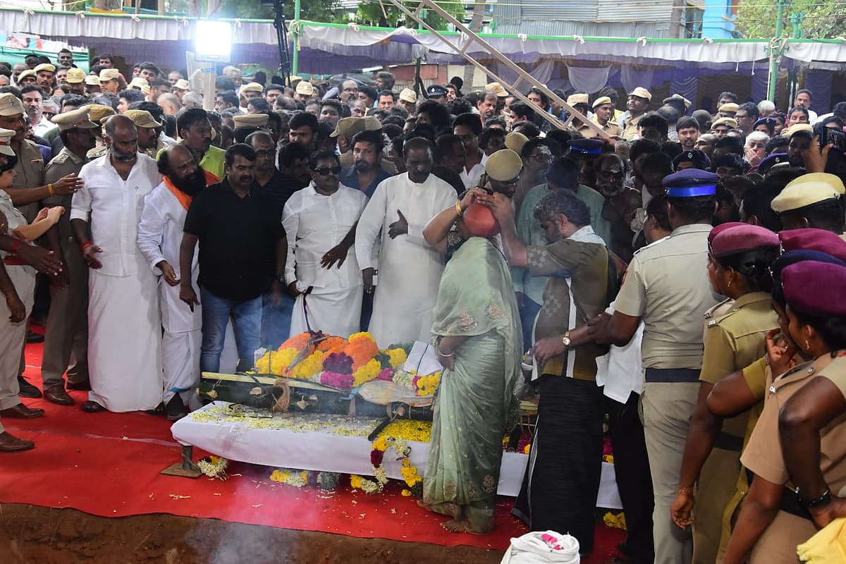 இறுதிச் சடங்கு செய்த பாரதிராஜாவின் மகள் ஜனனி
