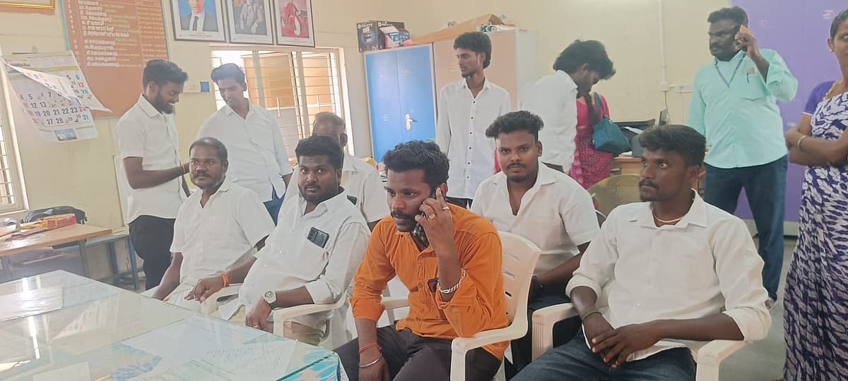தலைமை ஆசிரியர் அறையில் தவெக நிர்வாகிகள்