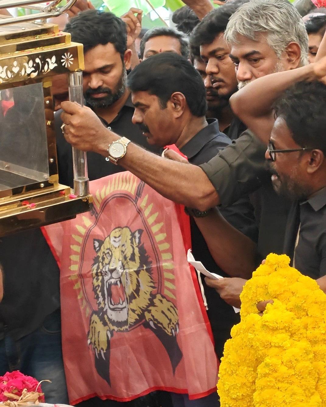 பாரதிராஜாவின் உடலில் கொடி போர்த்திய சீமான்