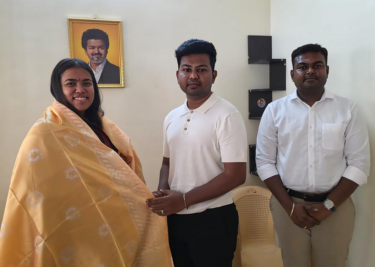 அமைச்சர் கீர்த்தனா - வடிவேல் கிராக்கர்ஸ் நிறுவன இயக்குநர்கள்