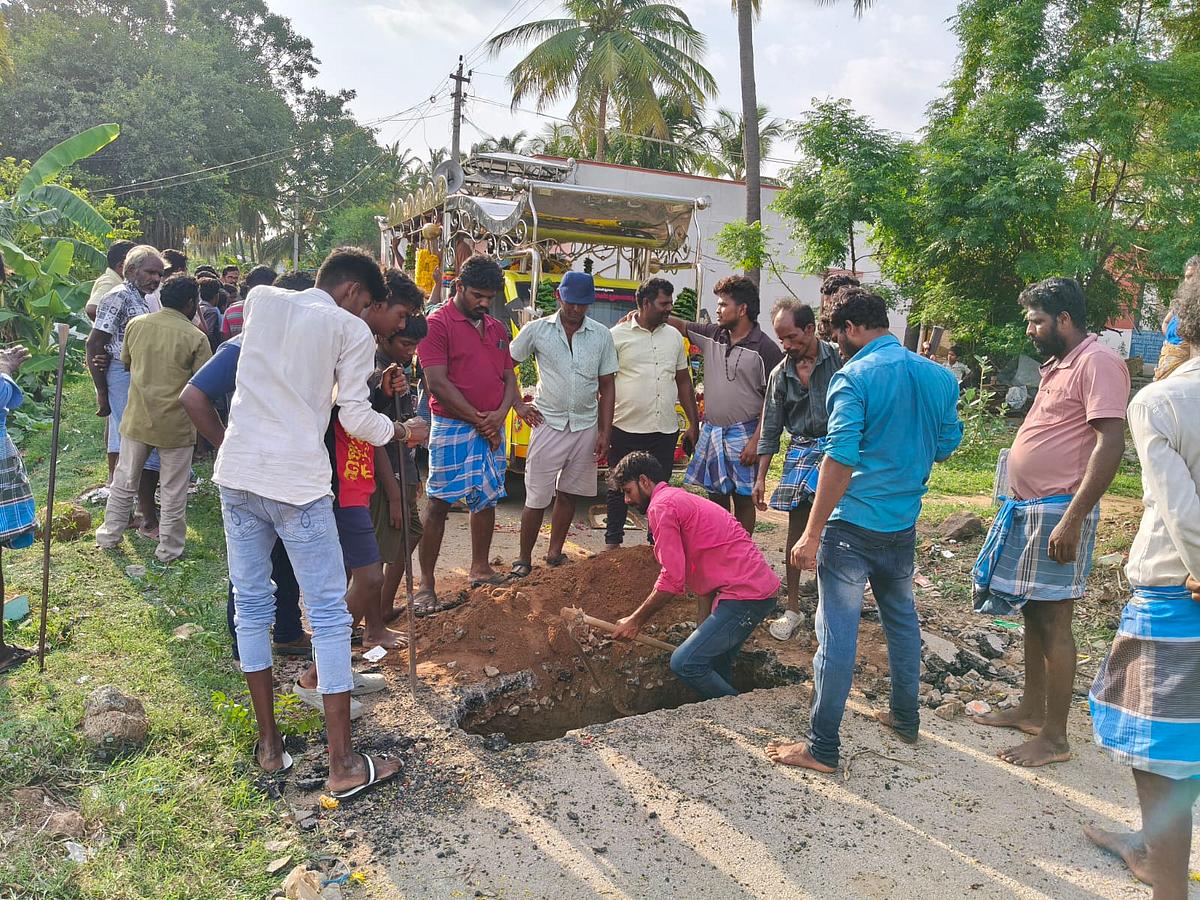 சாலையில் குழி தோண்டிய மக்கள்
