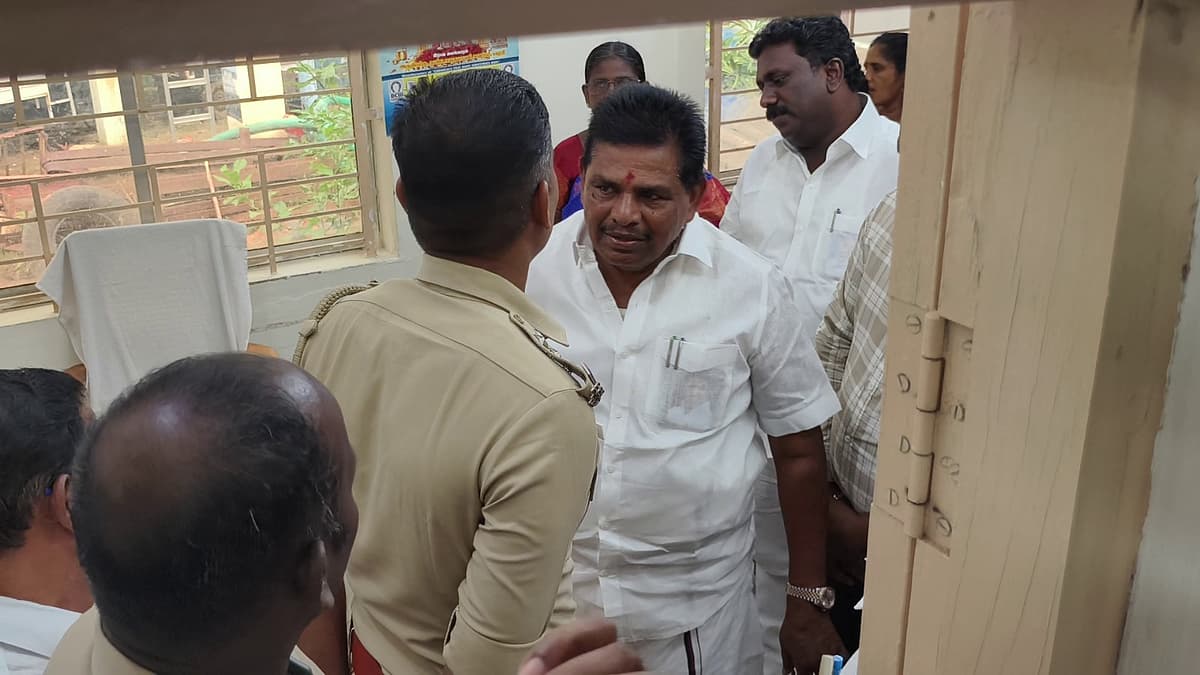 கைது செய்யப்பட்ட அனிதா ராதாகிருஷ்ணன்