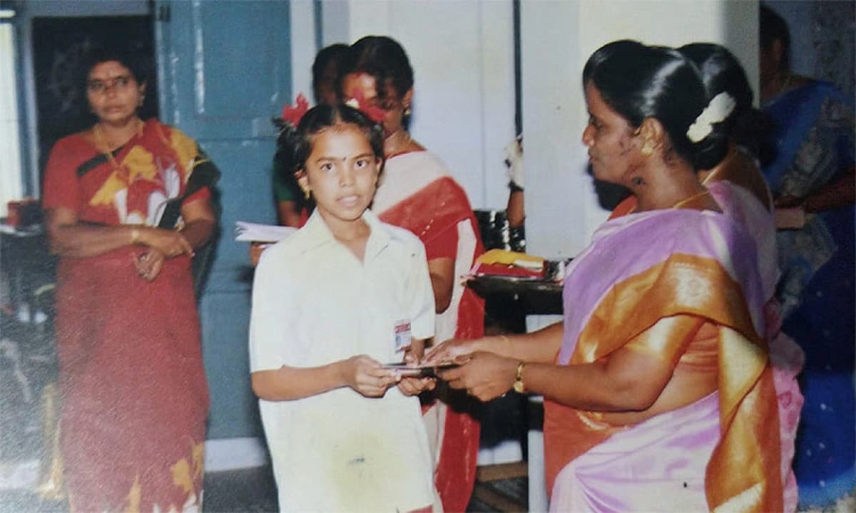 அமைச்சர் வெளியிட்ட அவரது சிறுவயது படம்