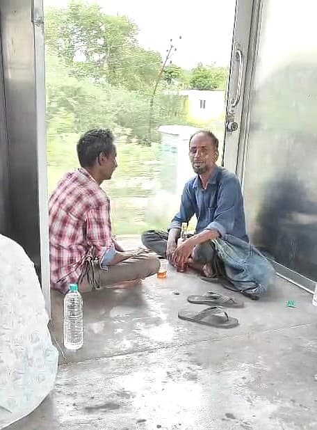 மது குடித்த போதை ஆசாமிகள்