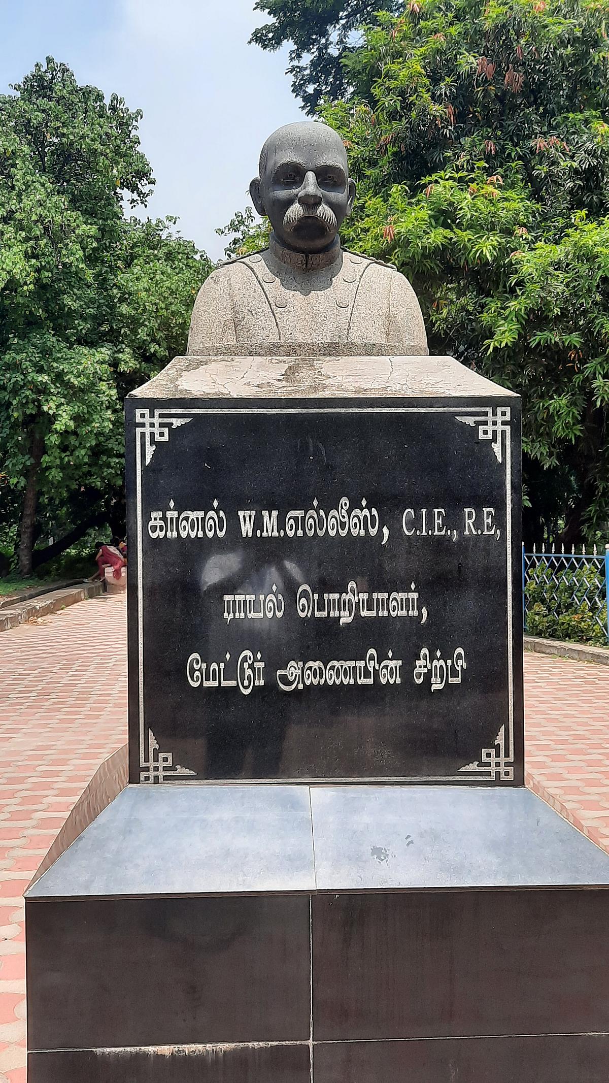 மேட்டூர் அணை பூங்காவில் உள்ள கர்னல் எல்லீஸ் நினைவுச் சிலை