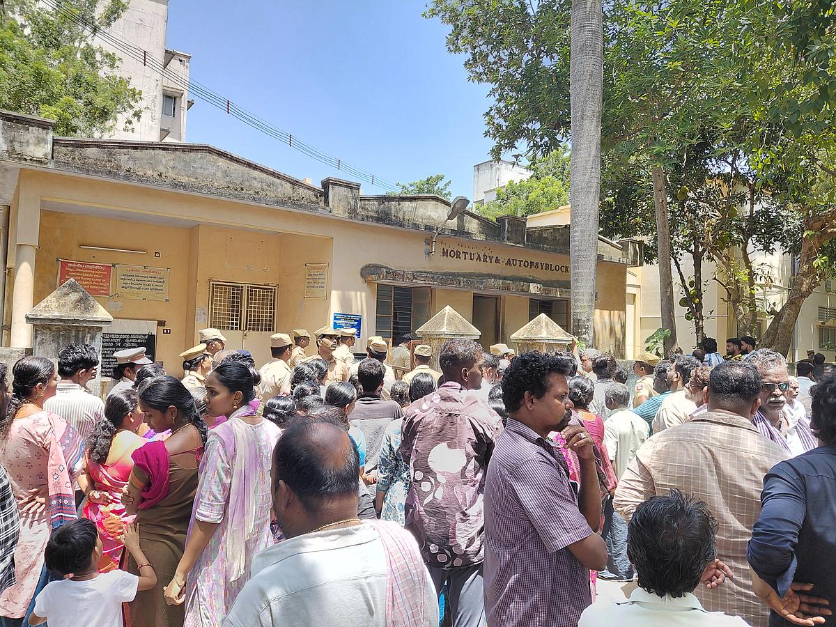 பிரேதப் பரிசோதனை கூடம் முன்பு குவிந்தவர்கள்