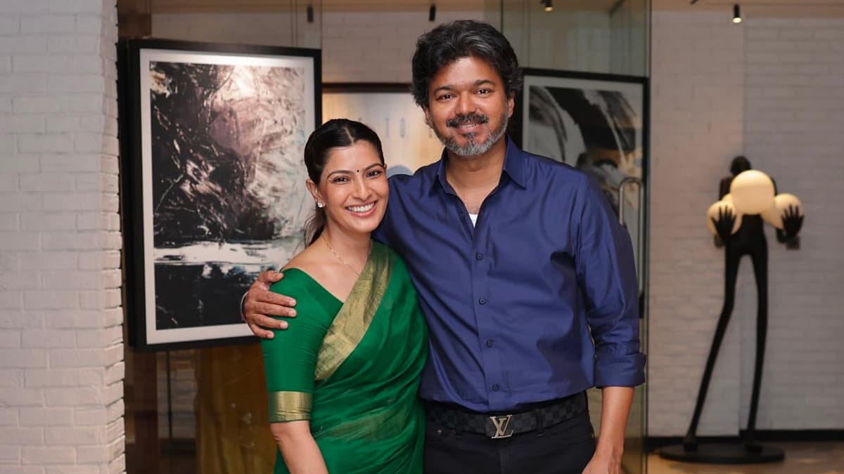 தனது கணவருடன் முதல்வர் விஜய்யை சந்தித்த வரலட்சுமி சரத்குமார்