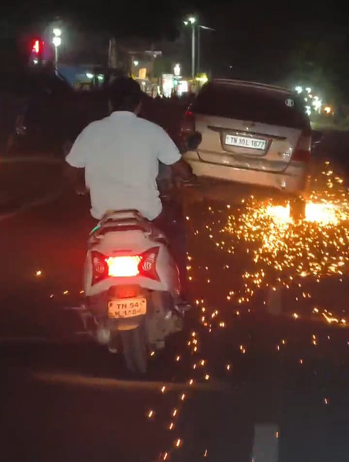 தீப்பொறி பறக்க காரை ஓட்டிச் சென்ற நபர்கள்