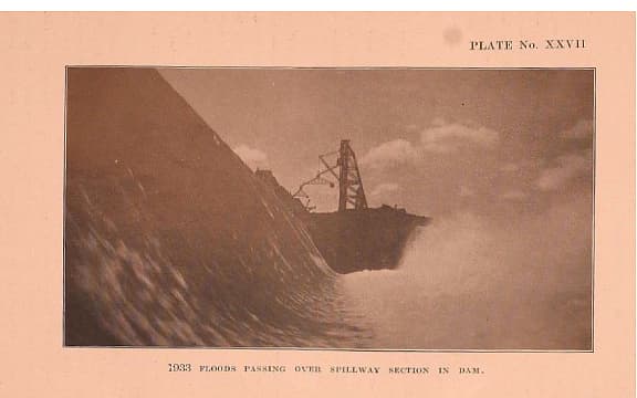 வெள்ளப்பெருக்கால் அணையின் மீது வழிந்தோடும் நீர்(1933)