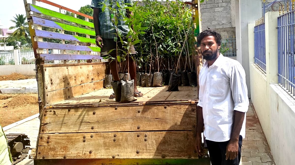 இளைஞர் தினேஷ் சரவணன்