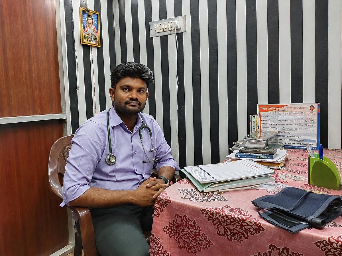பள்ளி மாணவர்களுக்கு இலவச சிகிச்சை... சேவையால் மனங்களை வென்ற அம்பாசமுத்திரம் மருத்துவர்!