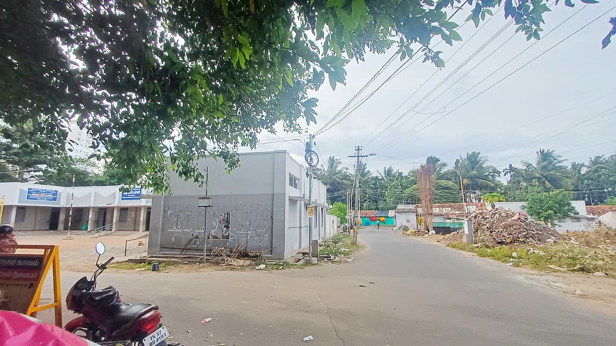 கோயில் திருவிழாவுக்கு இடையூறா? - பாதுகாப்பின்றி கல்வி கற்கும் குழந்தைகள்!