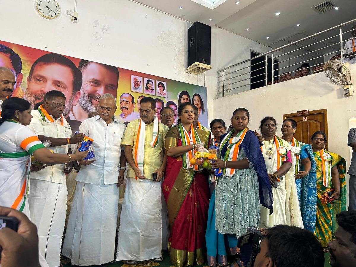 முன்னாள் முதல்வர் நாராயணசாமி, காங்கிரஸ் தலைவர் வைத்திலிங்கத்துடன் நிஷா