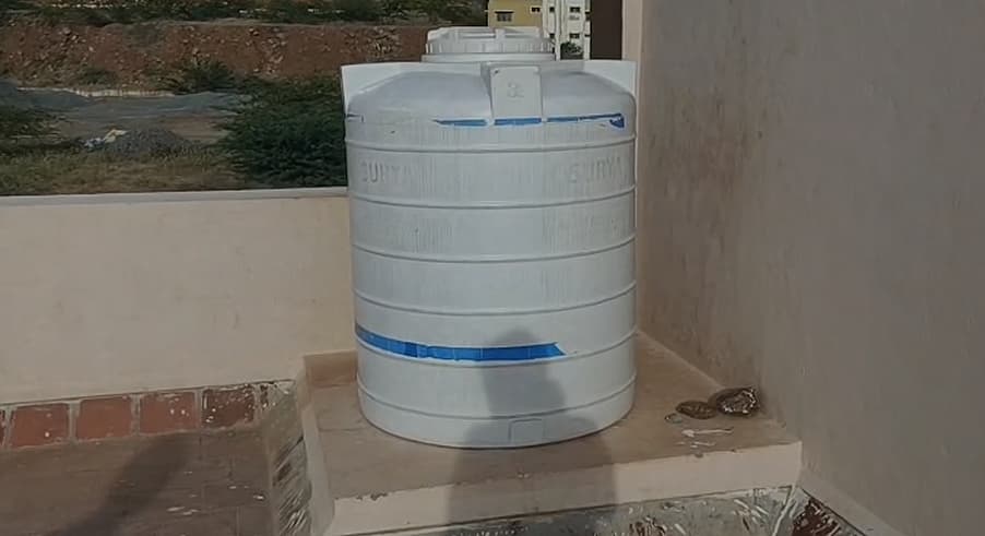 குடிநீர்த் தொட்டியில்